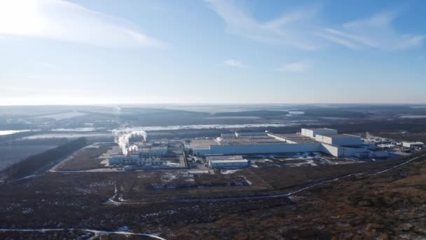 Groot Grondgebied Van Industriële Fabriek Midden Natuur Uitzicht Van Bovenaf — Stockvideo