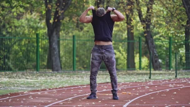 Ganztägiges Porträt Eines Athleten Der Sich Freien Auszieht Schöner Mann — Stockvideo