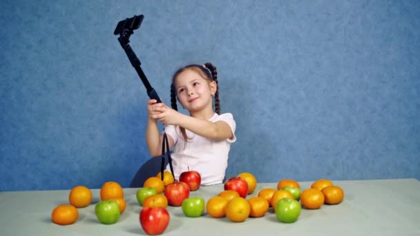 Egy Kislány Szelfit Csinál Aranyos Gyermek Mosolyog Kamera Telefon Bemutató — Stock videók