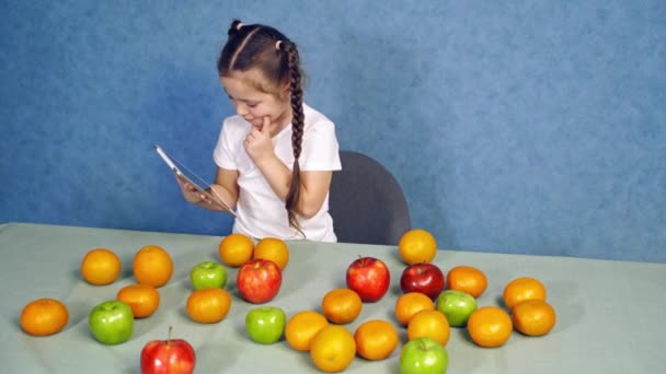 Ragazzina Che Tiene Tavoletta Cucina Frutti Dolci Adagiati Sul Tavolo — Video Stock