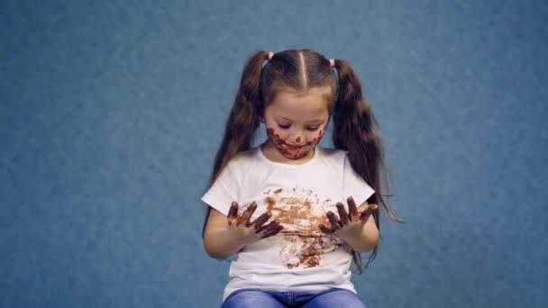 Niño Feliz Con Las Manos Sucias Cara Por Chocolate Graciosa — Vídeo de stock