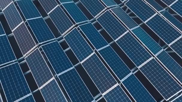 Innovativer Solarpark Auf Dem Dach Sonnenkollektoren Auf Dem Dach Eines — Stockvideo