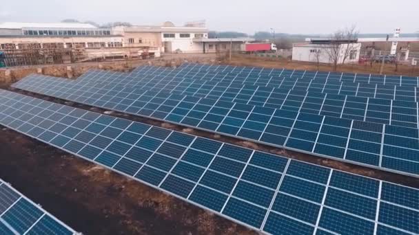 太阳能农场的风景画 太阳能电池板从太阳中产生绿色环保能源 空中风景 相机向后移动 — 图库视频影像