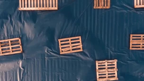 一幢大房子的屋顶上有许多木箱 蓝色背景上的不同尺寸的空木箱 顶部视图 — 图库视频影像