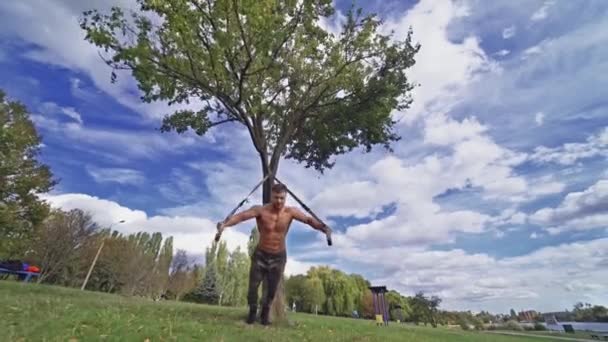 Shirtless Idrottsman Tränar Med Trx Naturen Muskelidrottaren Tränar Sin Starka — Stockvideo
