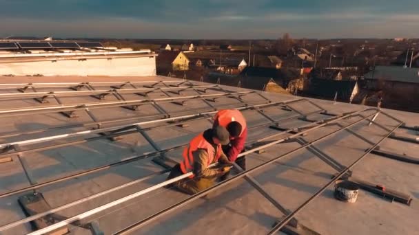 Bir Binadaki Güneş Enerjisi Çiftliği Için Hazırlık Süreci Şçiler Gün — Stok video