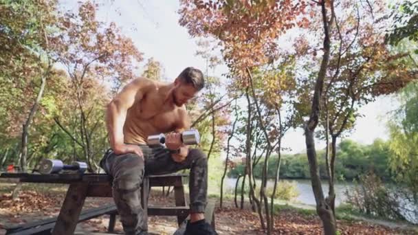 Shirtless Idrottsman Gör Träning Höstparken Aktiv Man Med Muskulös Kropp — Stockvideo