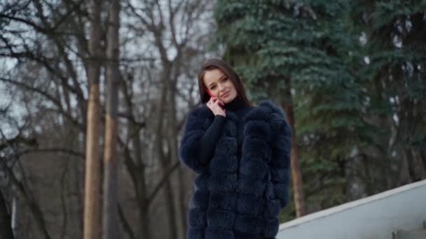 Schönes Modell Warmem Mantel Auf Naturhintergrund Porträt Eines Hübschen Mädchens — Stockvideo