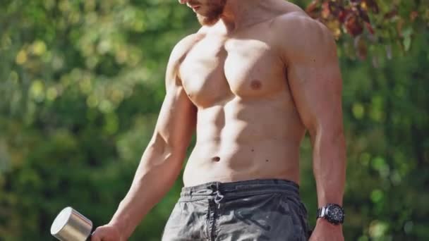 Corpo Forte Bodybuilder Che Esercita All Aperto Muscoloso Giovane Uomo — Video Stock