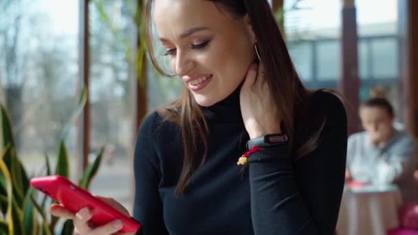 Όμορφη Γυναίκα Που Χρησιμοποιεί Smartphone Στο Καφέ Χαμογελώντας Γυναίκα Γίνεται — Αρχείο Βίντεο