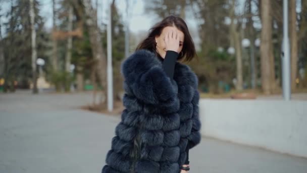 Pouliční Portrét Módní Ženy Mladá Krásná Modelka Stylovém Černém Kožichu — Stock video