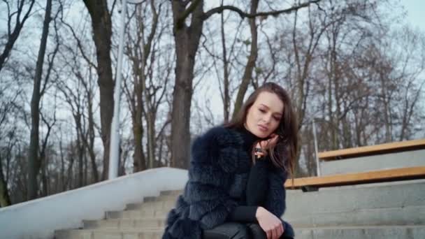 Portrét Atraktivní Modelky Sedící Parku Krásná Mladá Žena Černém Kožichu — Stock video
