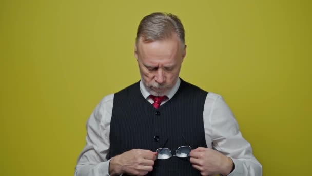 Старший Мужчина Элегантной Одежде Держит Очки Старик Седой Бородой Вытирает — стоковое видео