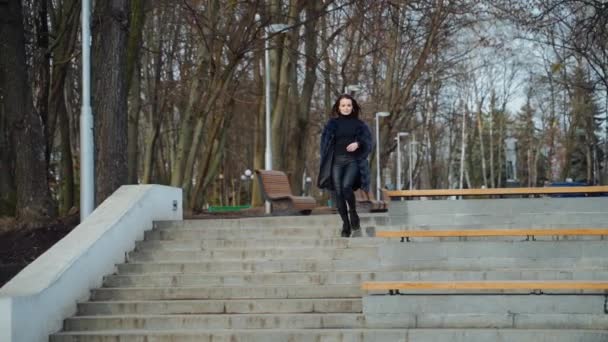 Belle Fille Dans Parc Joyeux Jeune Femme Descend Les Escaliers — Video