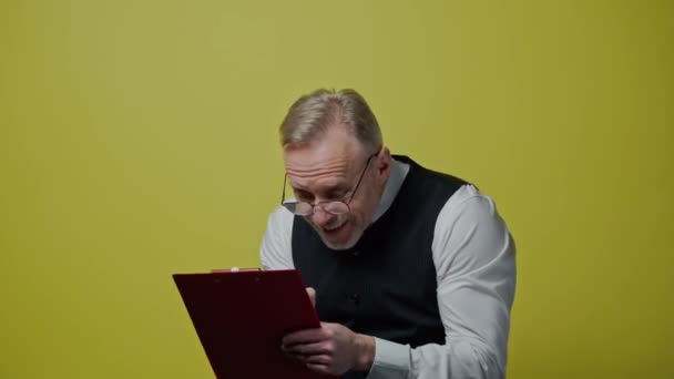 Αστείος Ώριμος Άντρας Φάκελο Απομονωμένο Στον Κίτρινο Τοίχο Χαρούμενος Γέρος — Αρχείο Βίντεο