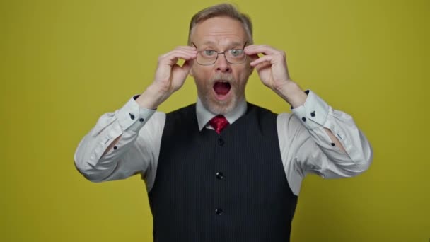 Zabawny Dojrzały Facet Okularach Zaskoczony Mężczyzna Eleganckiej Odzieży Zakładający Okulary — Wideo stockowe