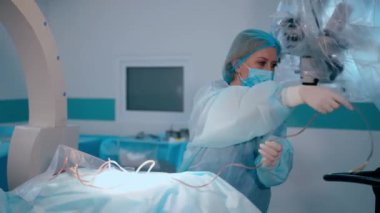 Doktor üniformalı bir asistan. Hemşire hastanedeki ameliyathanede doktor tüplerini ve tıbbi gereçleri veriyor..