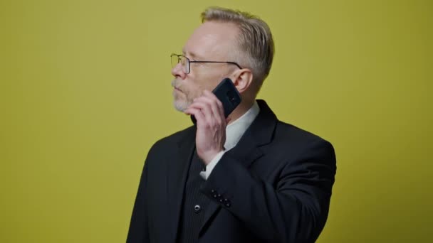Alvorlig Ældre Mand Taler Mobiltelefonen Senior Forretningsmand Sort Jakkesæt Besvare – Stock-video