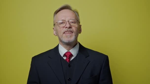 Portret Uśmiechniętego Biznesmena Żółtym Tle Dojrzały Mężczyzna Kostiumie Krawatem Rozmowy — Wideo stockowe