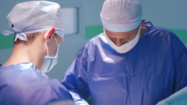 Kirurger Operation Två Läkare Blå Medicinsk Uniform Och Masker Koncentrerade — Stockvideo