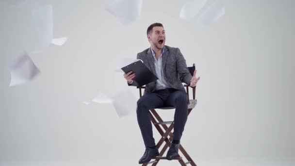 Sandalyede Bağıran Bir Adamı Birçok Gazete Stüdyoda Uçuyor Takım Elbiseli — Stok video