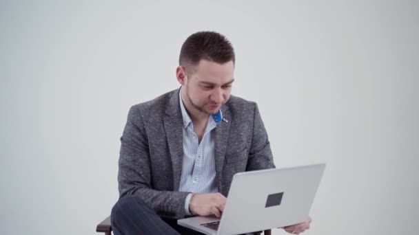 Επιχειρηματίας Που Εργάζεται Ένα Φορητό Υπολογιστή Άνθρωπος Κομψό Κοστούμι Ψάχνει — Αρχείο Βίντεο