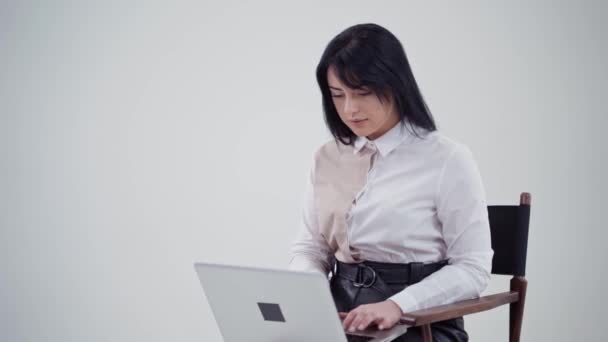 Hermosa Mujer Está Escribiendo Portátil Chica Atractiva Blusa Blanca Sentada — Vídeos de Stock