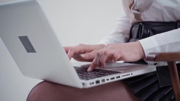 Nowoczesny Laptop Kobiecych Nogach Ręce Młodej Kobiety Białym Laptopie Zbliżenie — Wideo stockowe