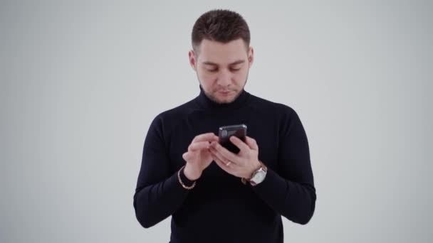 Jovem Concentrado Olhar Para Telefone Bonito Homem Camisola Preta Segurando — Vídeo de Stock