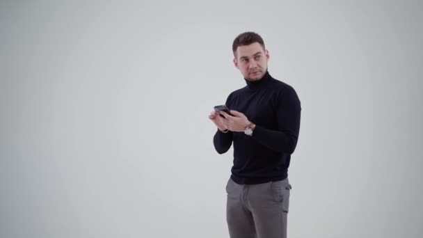 Portret Mężczyzny Telefonem Komórkowym Brodatego Mężczyznę Czarnym Swetrze Szarych Spodniach — Wideo stockowe