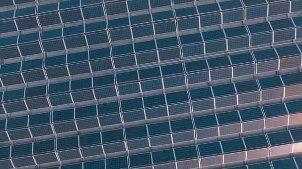 Ansicht Von Oben Auf Blauen Sonnenkollektoren Innovative Photovoltaik Anlage Produktion — Stockvideo