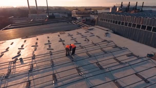 Çatıdaki Güneş Panelleri Için Metal Bazlı Gün Batımında Çatıya Güneşli — Stok video