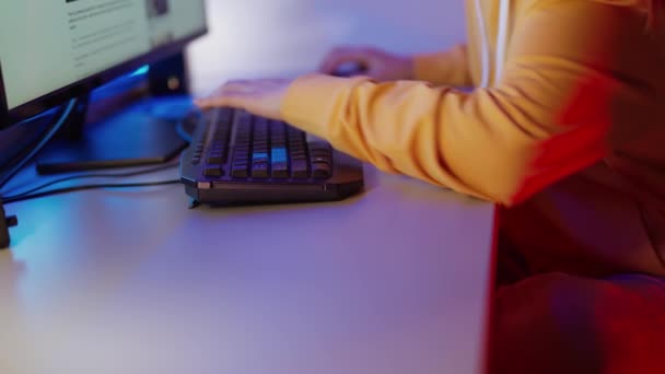 Kezei Megnyomják Billentyűzet Gombjait Lány Asztalnál Számítógépen Dolgozik Közelkép — Stock videók
