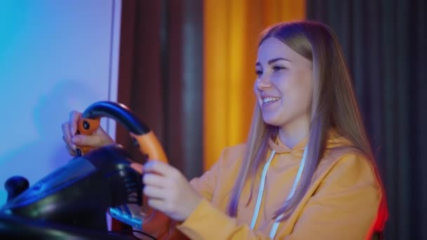 Retrato Uma Menina Apreciando Jogo Computador Jovem Sorrindo Jogando Videogames — Vídeo de Stock
