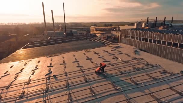 Instalacja Paneli Słonecznych Zachodzie Słońca Robotnicy Mocujący Metalową Podstawę Dachu — Wideo stockowe