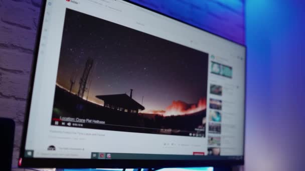 Film Ekranie Komputera Monitorze Wyświetlane Jest Wideo Naturze Zbliżenie — Wideo stockowe
