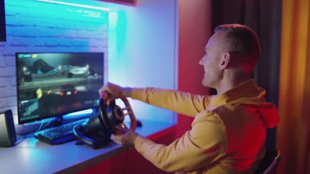 Joven Jugador Conduciendo Volante Simulador Carreras Hombre Feliz Disfrutando Coches — Vídeos de Stock