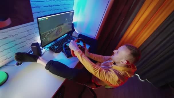 Simulador Corrida Com Volante Jovem Feliz Senta Cadeira Com Pernas — Vídeo de Stock