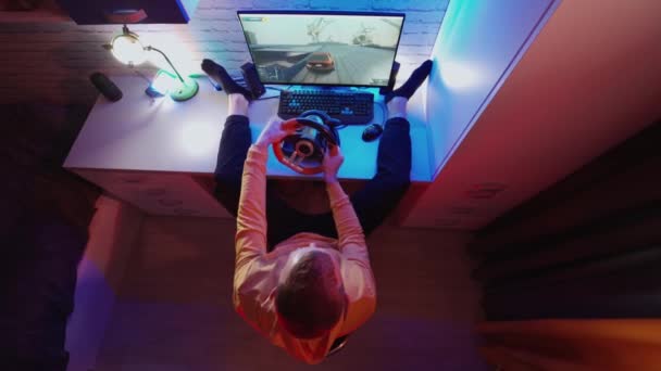 Homem Está Jogando Computador Casa Jogador Masculino Desfrutando Carro Jogo — Vídeo de Stock