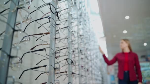 Modieuze Brillenglazen Optische Winkel Sta Met Nieuwe Brillen Een Jonge — Stockvideo