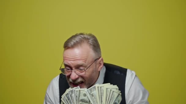 Счастливый Старик Долларами Руках Положительный Богач Демонстрирует Свои Деньги Лицо — стоковое видео