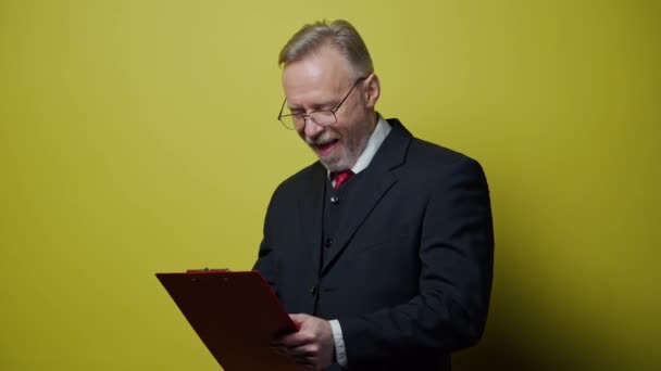 Glad Ældre Forretningsmand Med Mappe Grå Skægget Senior Mand Skriver – Stock-video