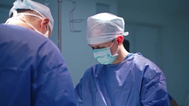 Врачи Защитных Масках Время Операции Два Хирурга Синей Медицинской Форме — стоковое видео
