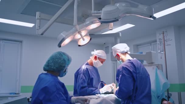Операционный Процесс Группа Хирургов Проводит Операцию Пациенту Современной Операционной Медсестра — стоковое видео