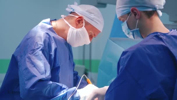 Cirurgiões Durante Operação Especialistas Homens Uniforme Médico Azul Realizando Uma — Vídeo de Stock