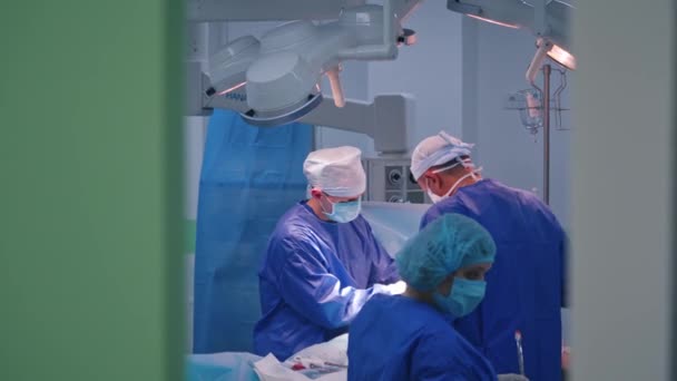 Χειρουργοί Λειτουργία Ομαδική Εργασία Των Ιατρών Ιατρική Στολή Εκτελέσει Μια — Αρχείο Βίντεο