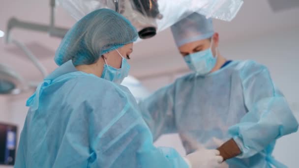 Cirurgiões Fazem Uma Cirurgia Homem Especialista Assistente Feminino Uniforme Médico — Vídeo de Stock