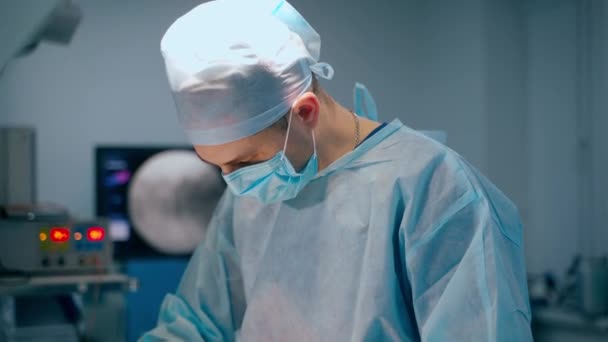 Facharzt Blauer Uniform Der Klinik Männlicher Chirurg Führt Eine Operation — Stockvideo