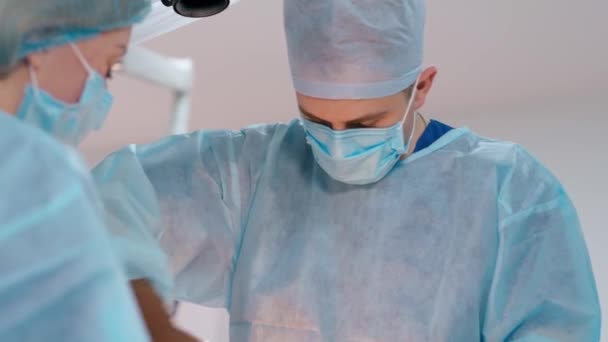 Médico Una Enfermera Con Uniforme Protector Máscaras Dos Cirujanos Realizan — Vídeo de stock