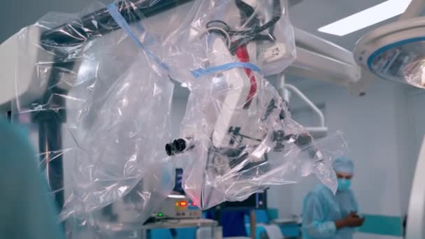Μοντέρνος Εξοπλισμός Στο Χειρουργείο Χειρουργός Προσαρμόζει Ιατρικό Μικροσκόπιο Στην Κλινική — Αρχείο Βίντεο